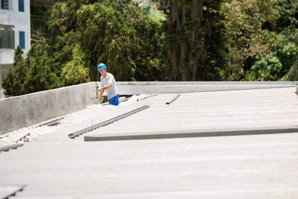 working-repairing-commercial-roof